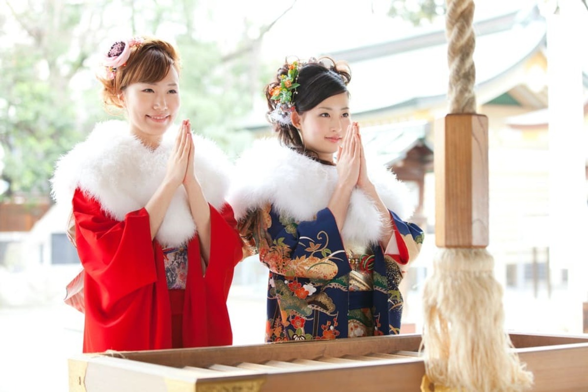 着物で参拝をする女性