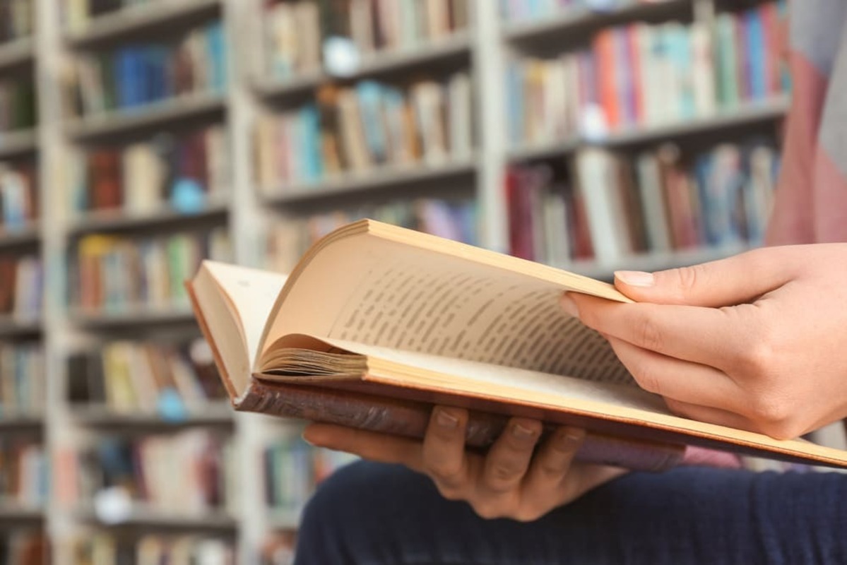 図書館で本を読む人
