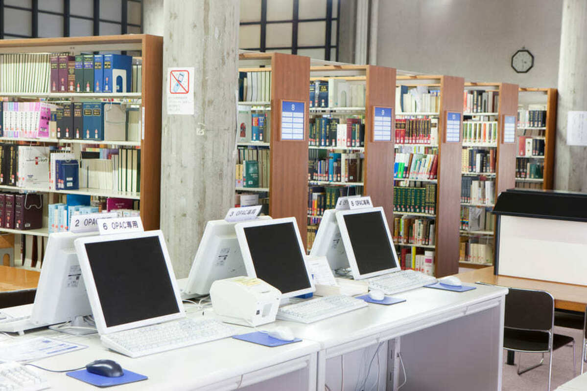 図書館の検索コーナー