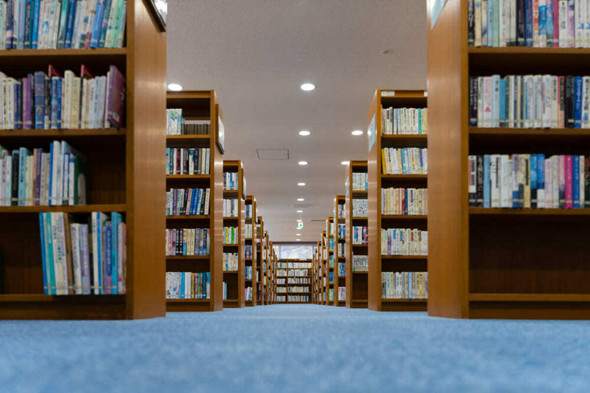 図書館の小説コーナー