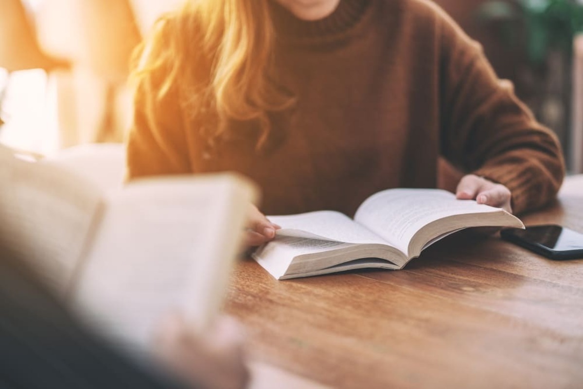 図書館で本を読む女性