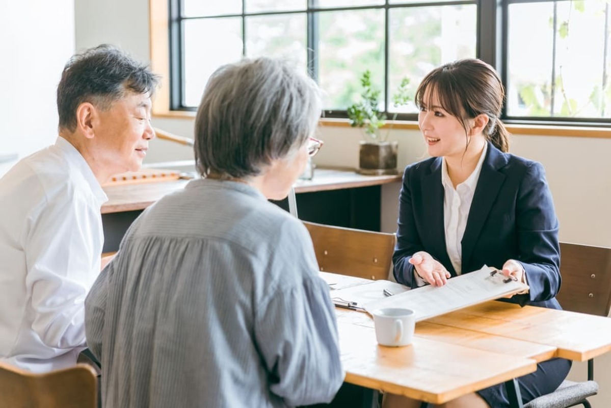 お風呂のリフォームについて相談する夫婦
