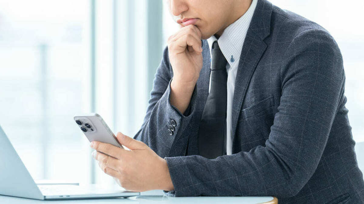 失業保険について調べる男性