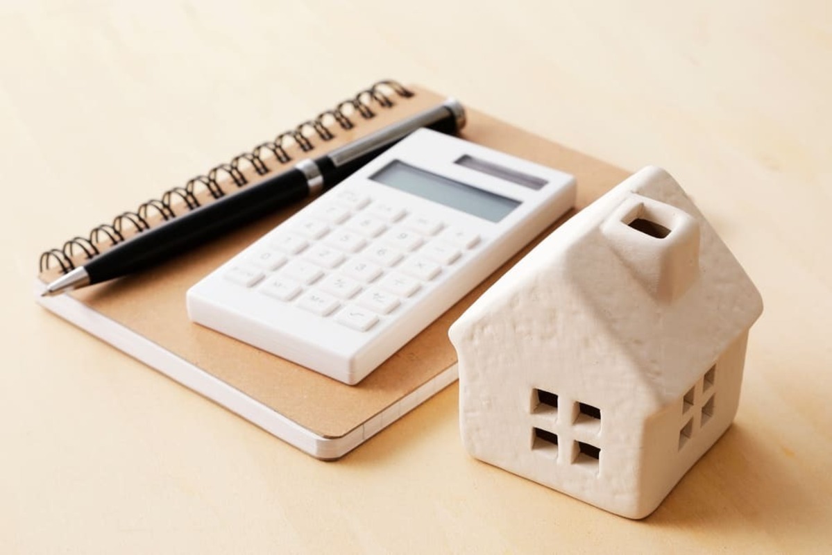 計算機と家の模型