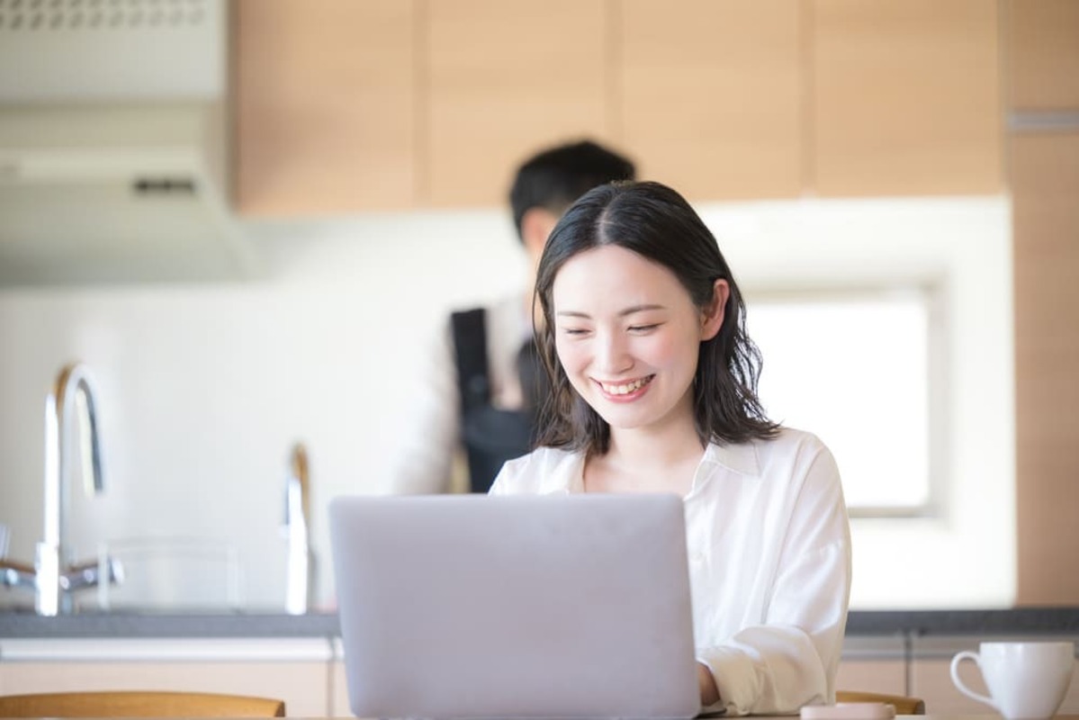 リモートで仕事をする女性