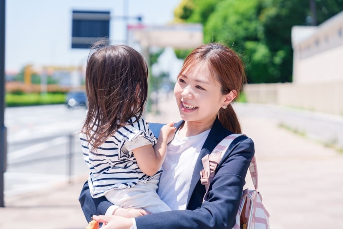 子供を送りながら出社する女性