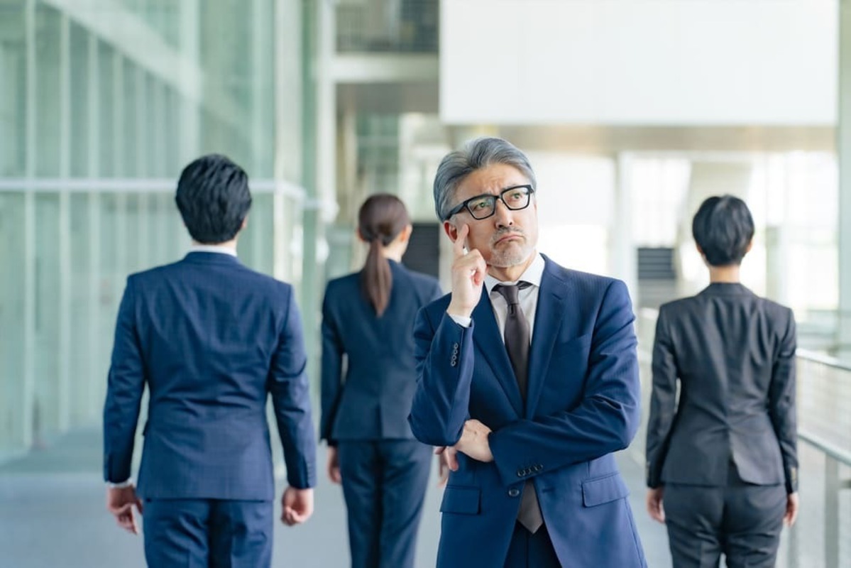 退職代行を利用するか悩む男性