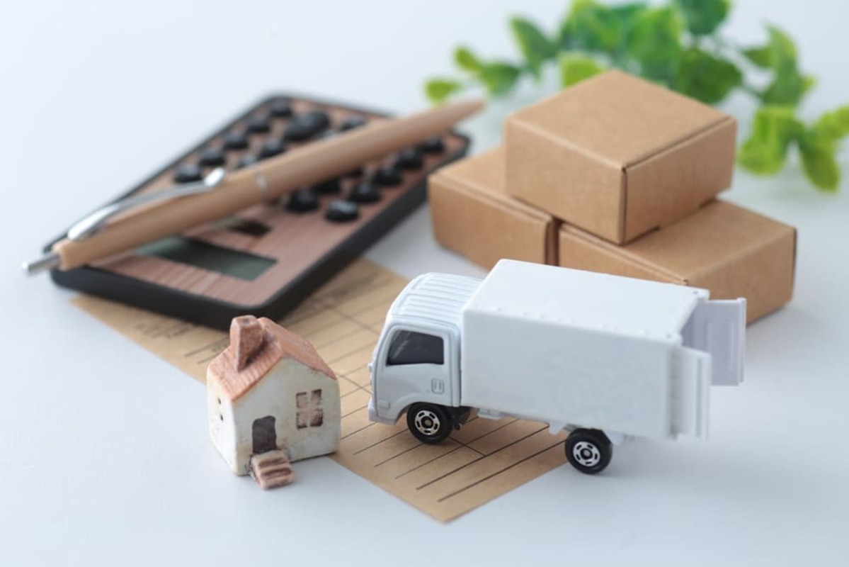 引っ越しのトラックと計算機