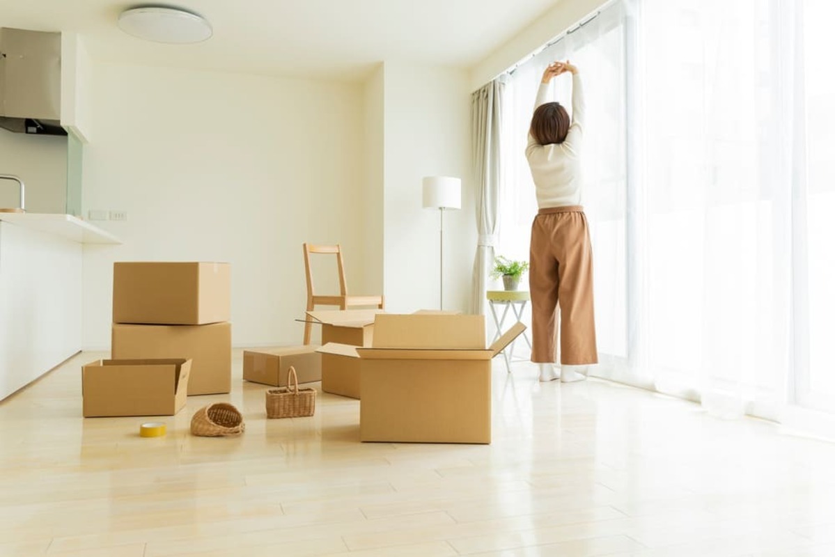 引っ越し作業をする女性