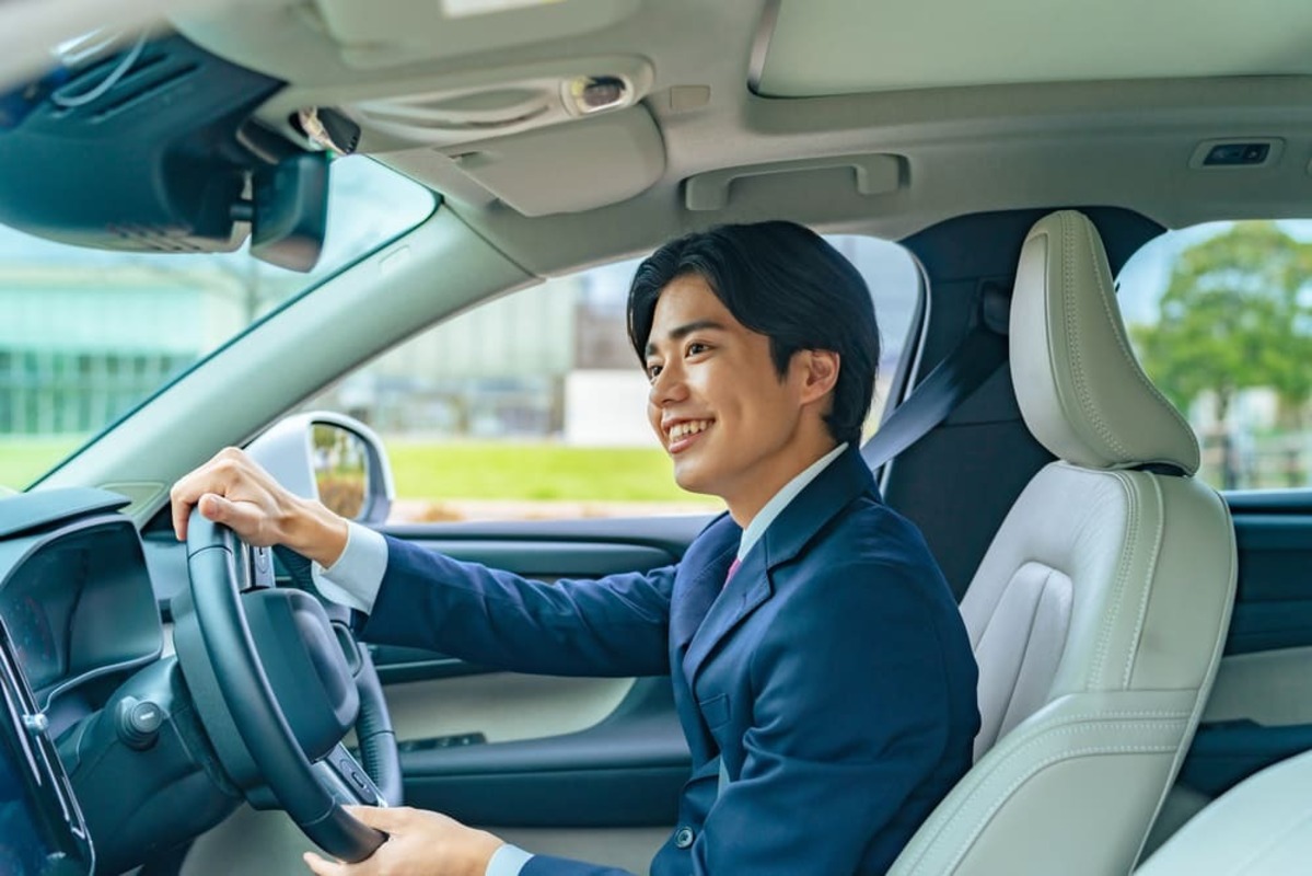 車を運転する男性
