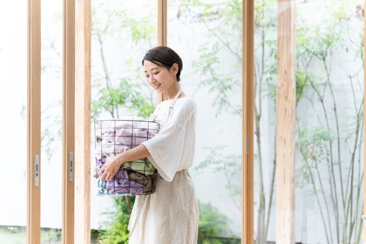 洗濯物を運ぶ女性