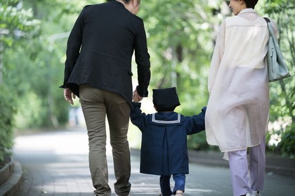 卒園式の服装マナー！母親・父親別の選び方とおすすめコーデを紹介