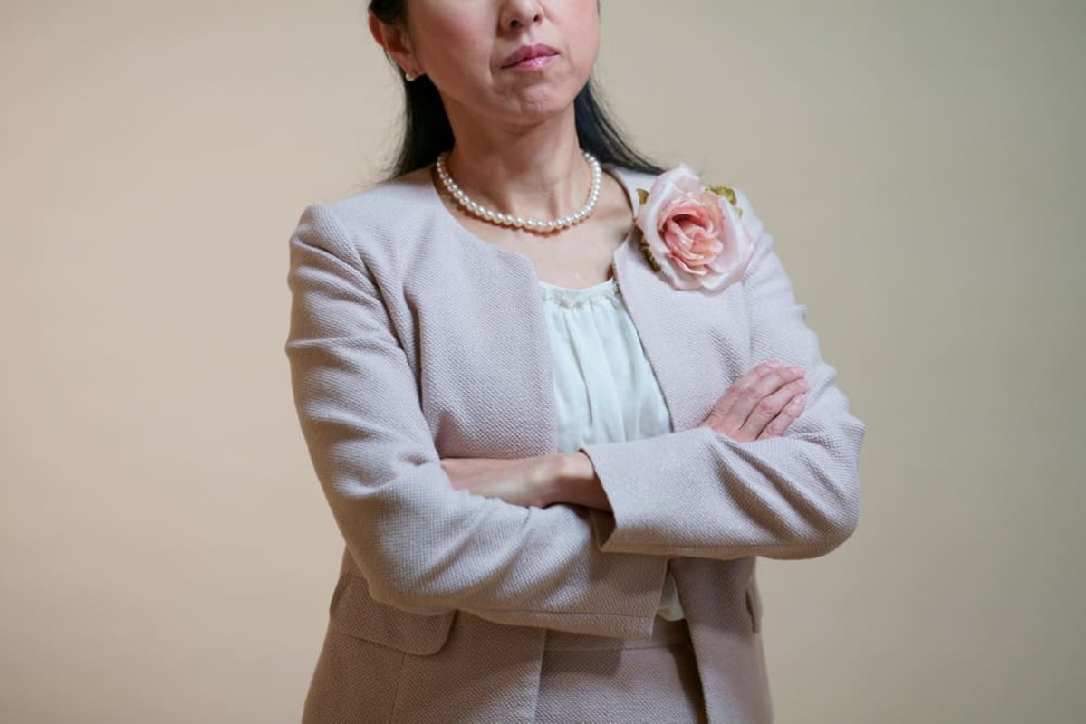 卒園式の服装に悩む女性