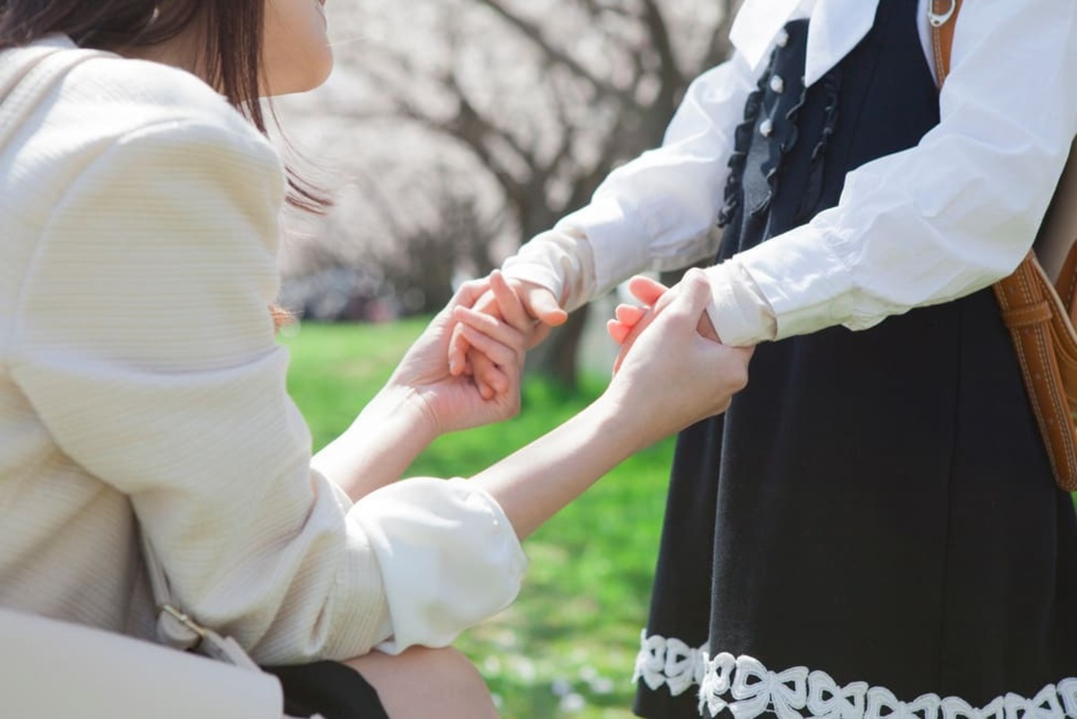 卒園式に参加する親子