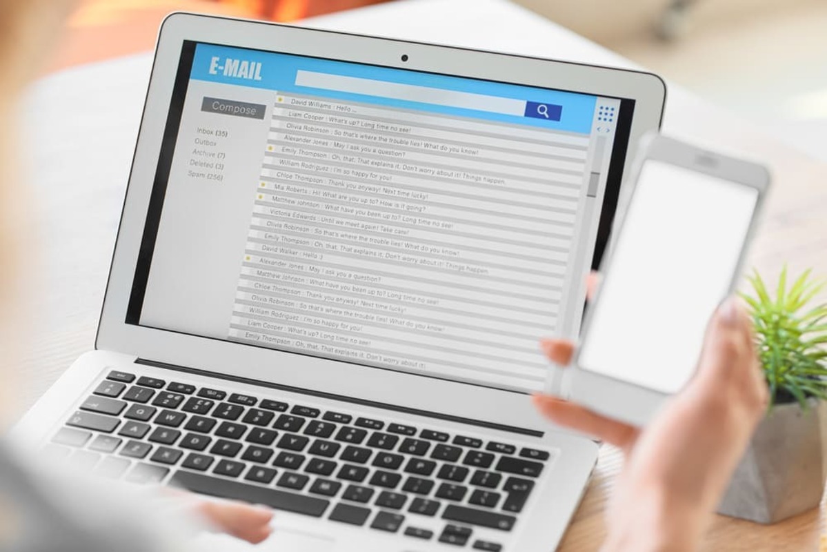 メールの内容を確認する人