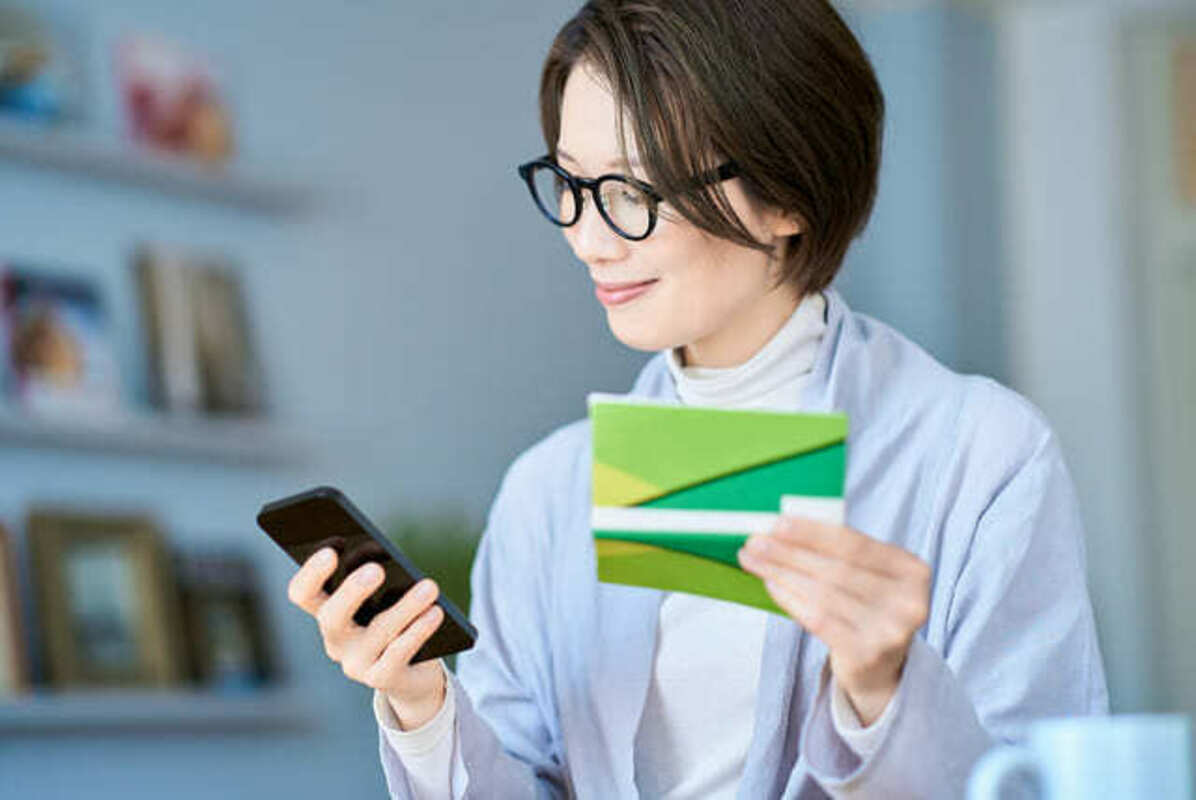 定期預金の申し込みをする女性