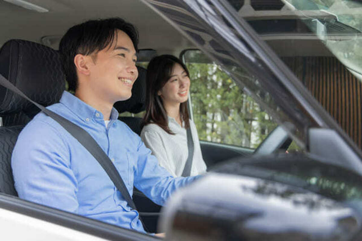 ドライブを楽しむ男女
