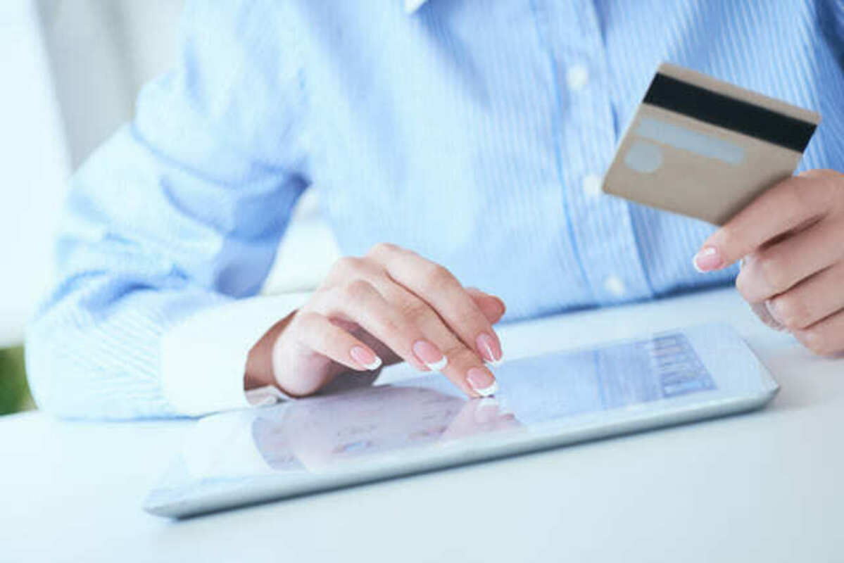 クレジットカードで決済をする女性