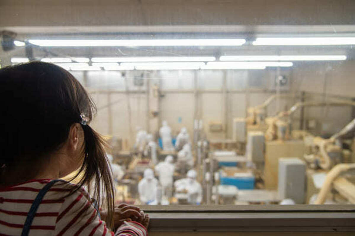 工場見学を楽しむ子供