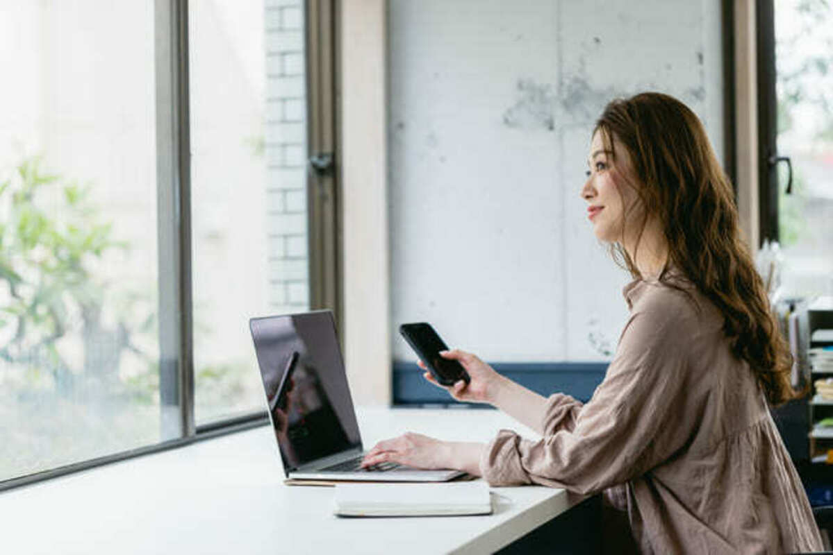 仕事をする女性