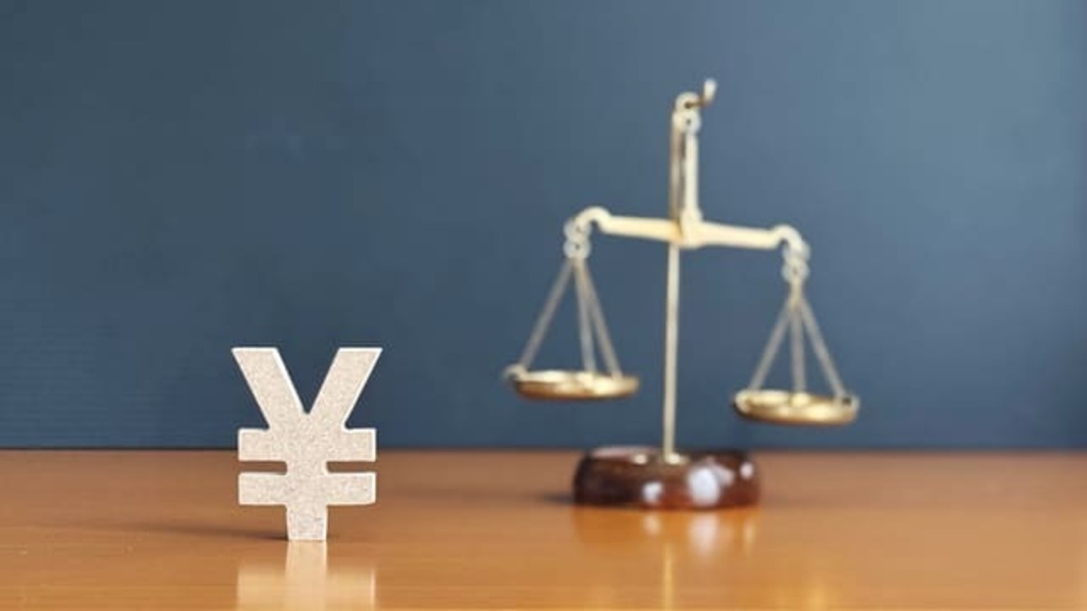 お金のマークと天秤