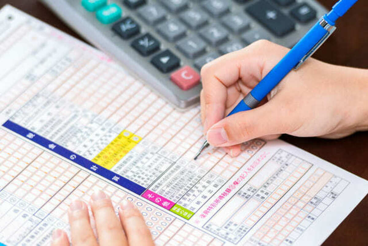 確定申告を記入する人