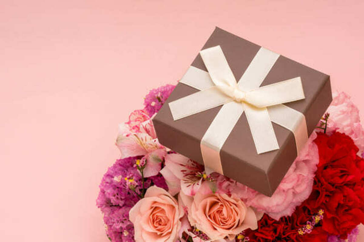 プレゼントと花