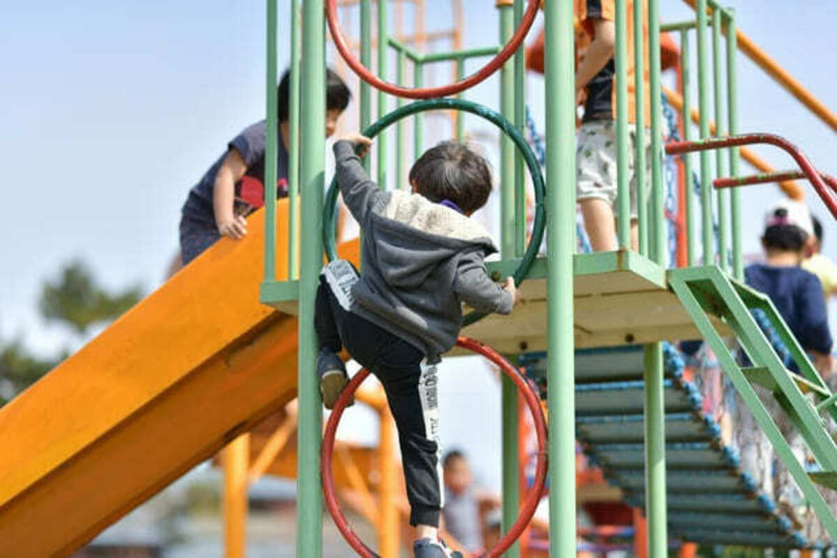 公園で遊ぶ子供