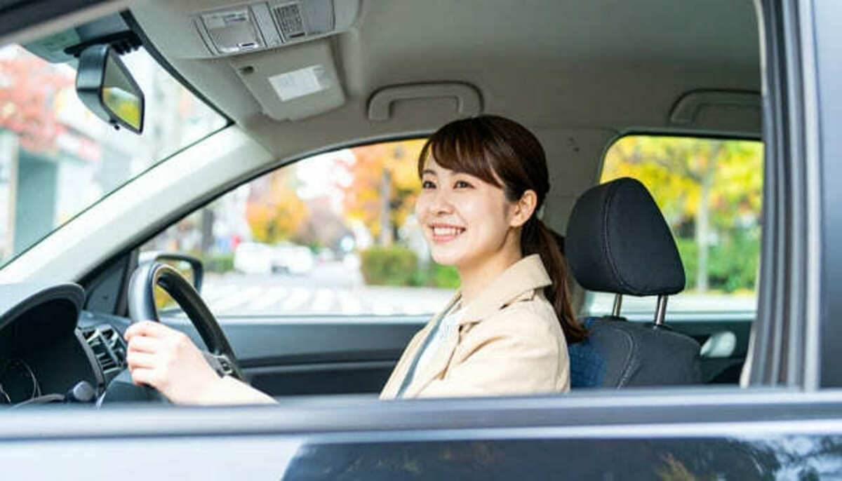 車を運転する女性