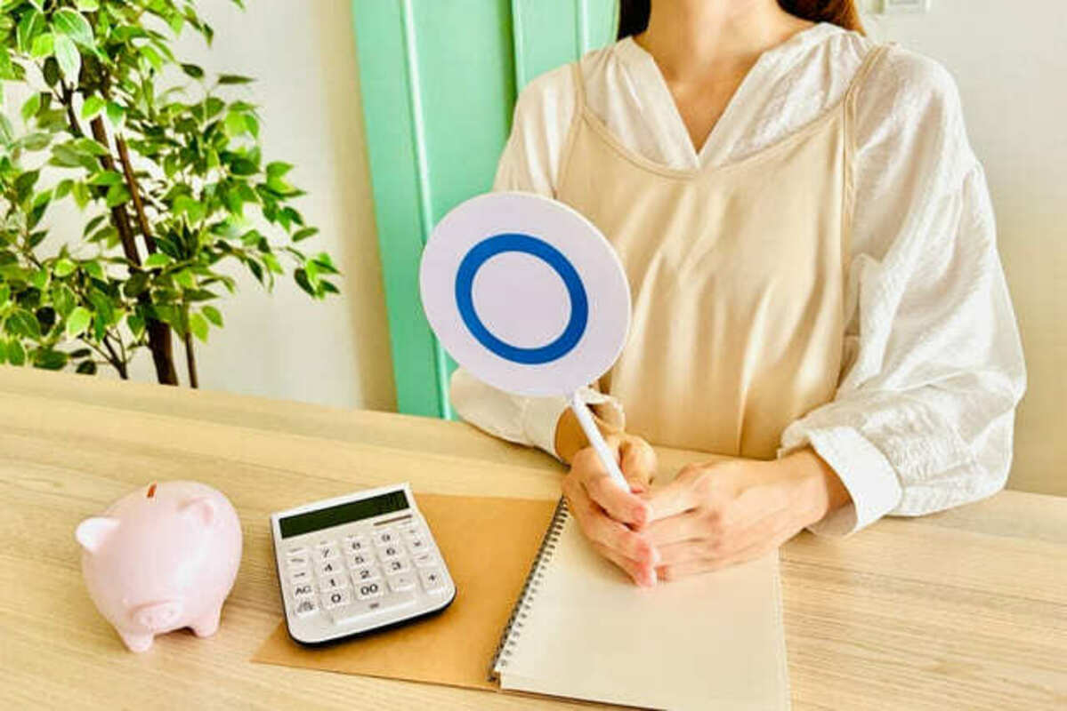 丸の札を出す女性