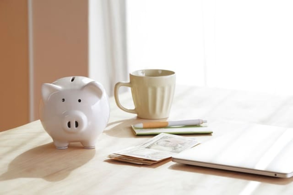 貯金箱とコーヒーカップ