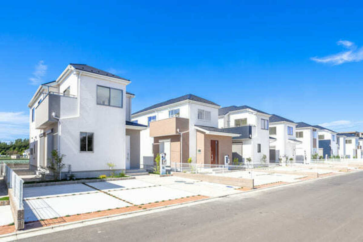 ソーラーパネルを取り付けた住宅街