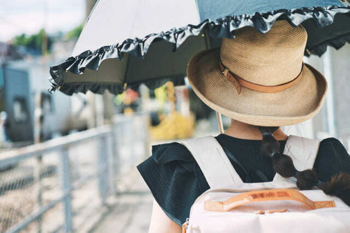紫外線対策をして外出する女性