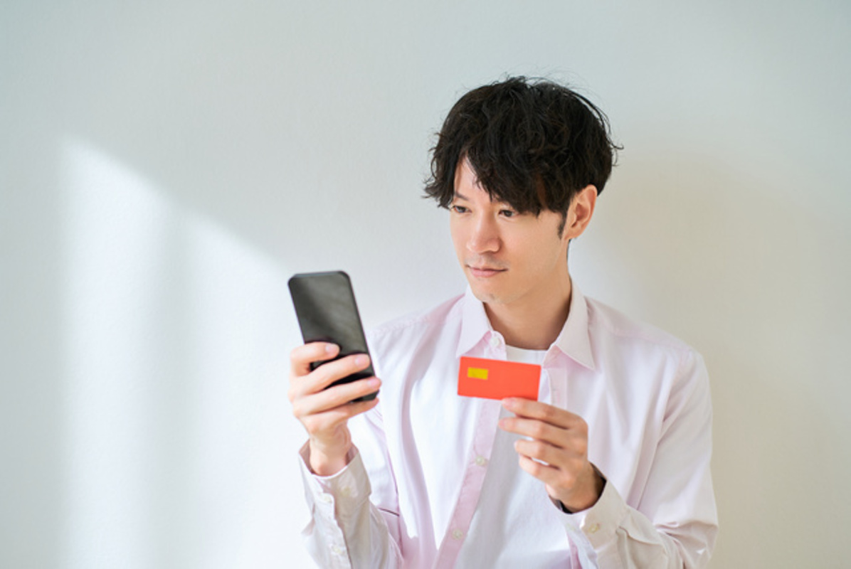 ローンの返済を考える男性