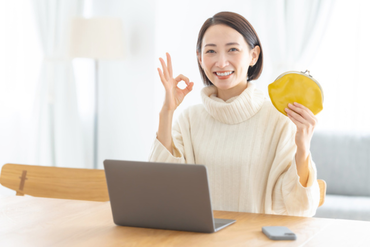 金への投資をする女性