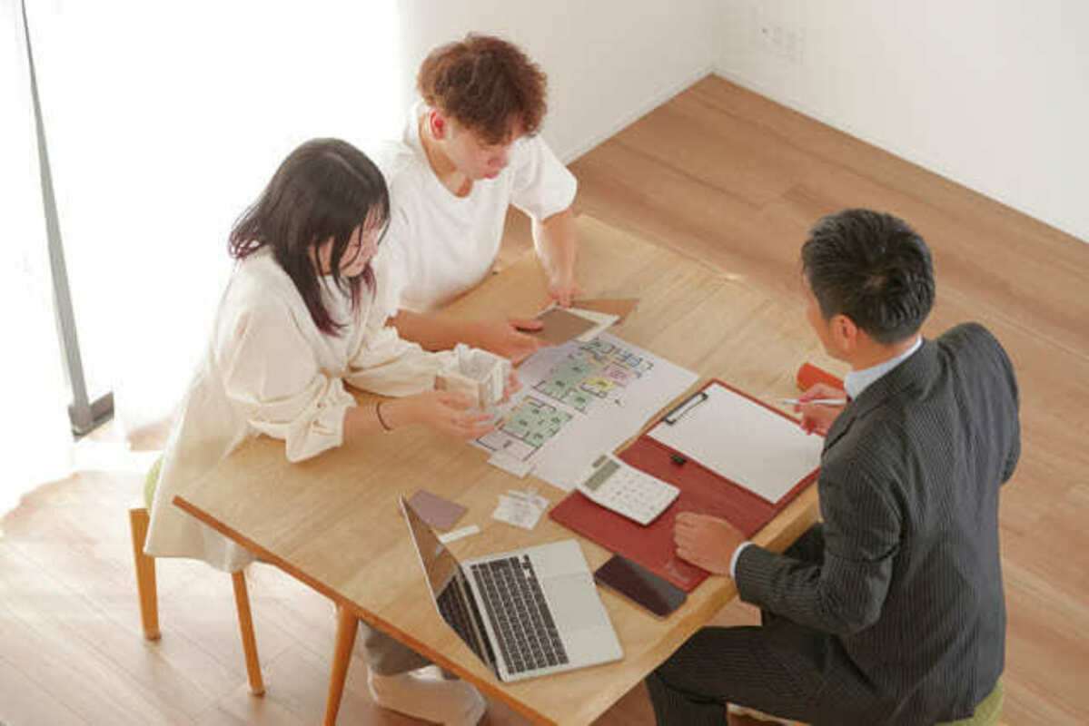 家の設計を相談する夫婦