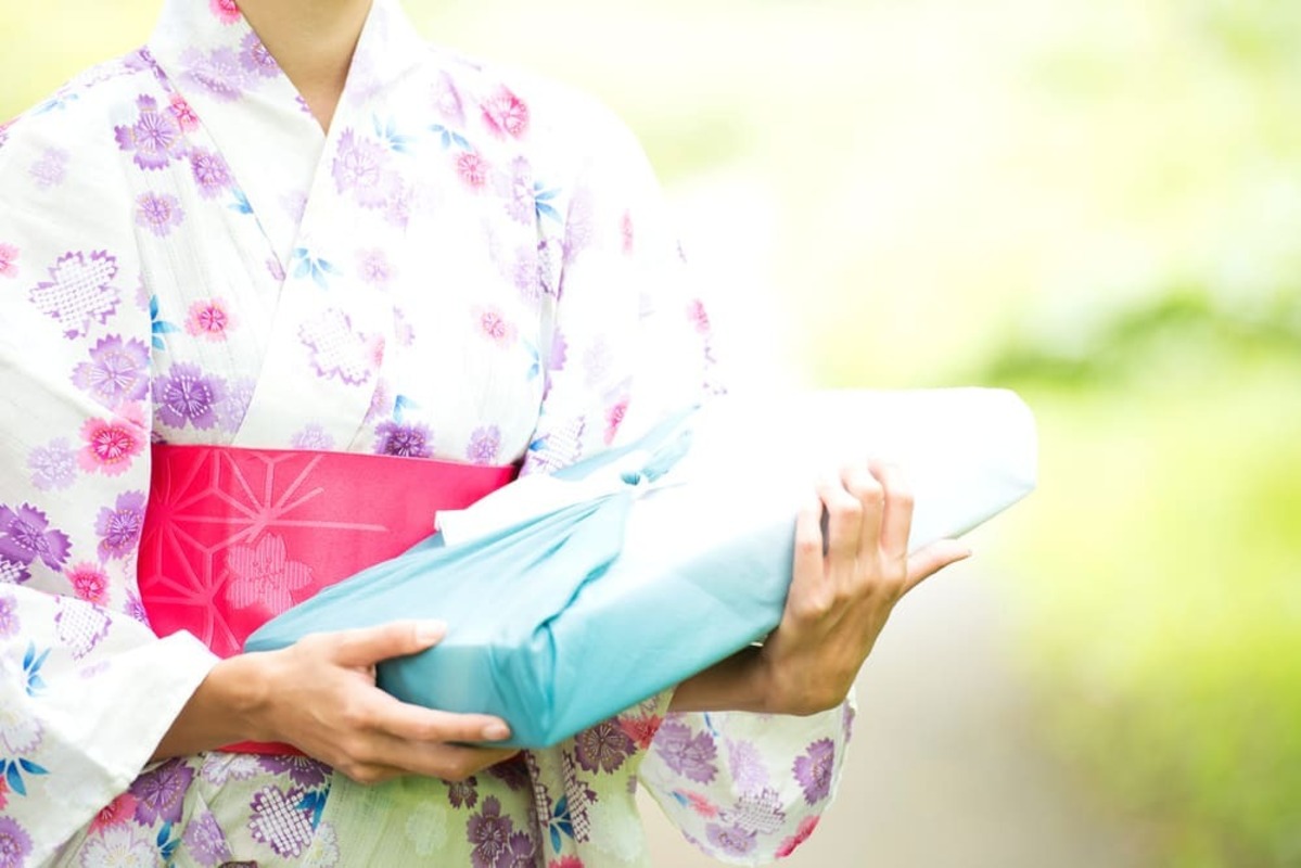 お中元を贈る女性