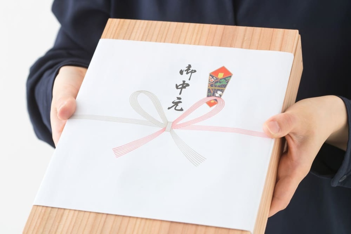お中元を手渡しする人