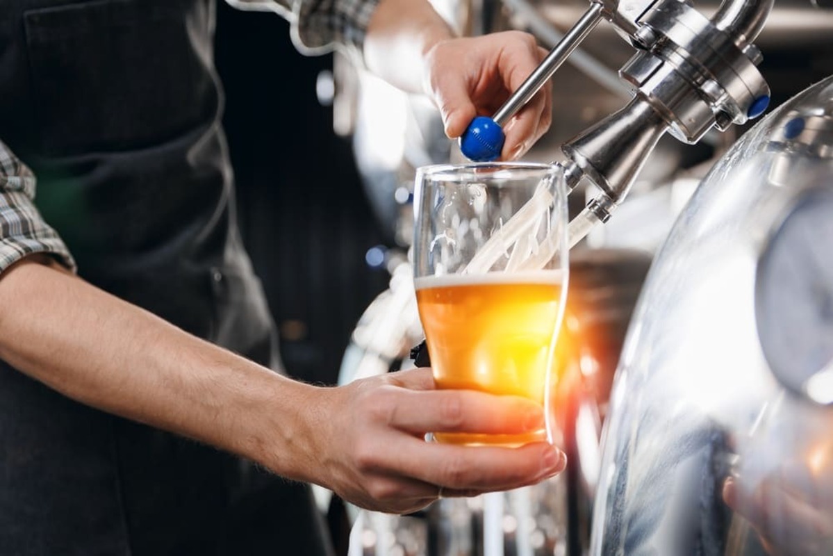 ビールを注ぐ男性