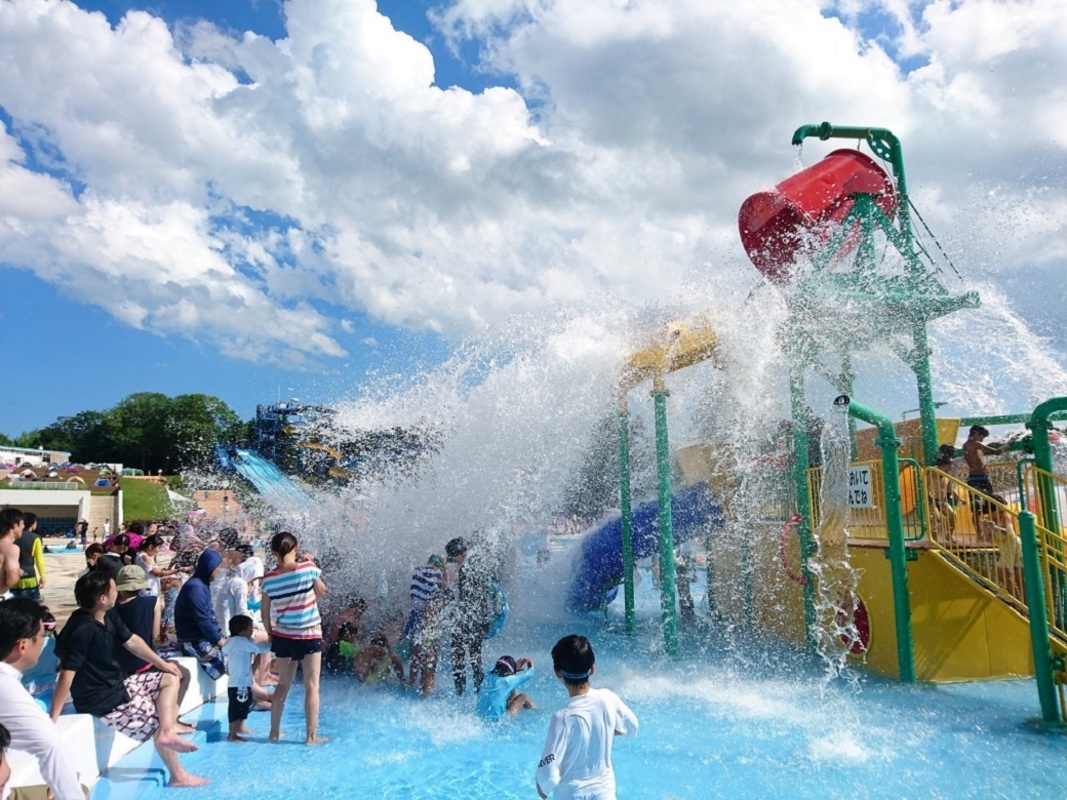 水遊びする子供達