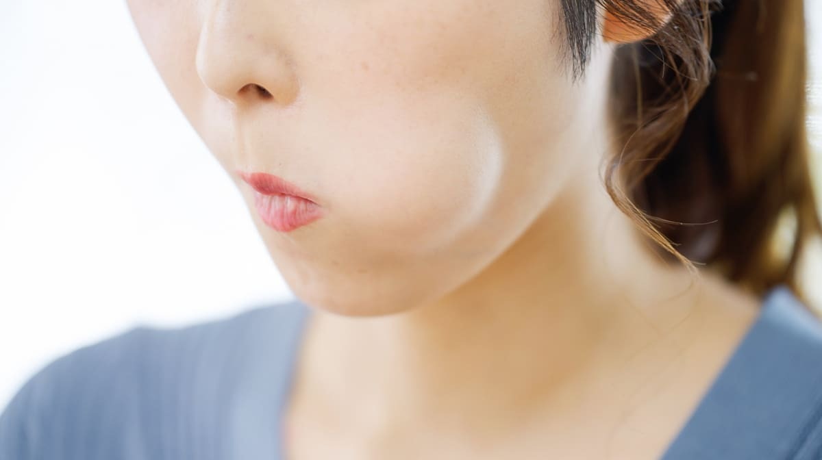 見出し画像 口のトレーニングをしている女性