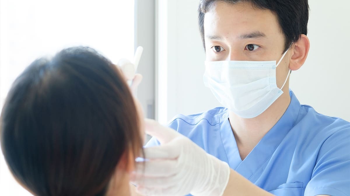 見出し画像 歯科医師が施術をしている様子