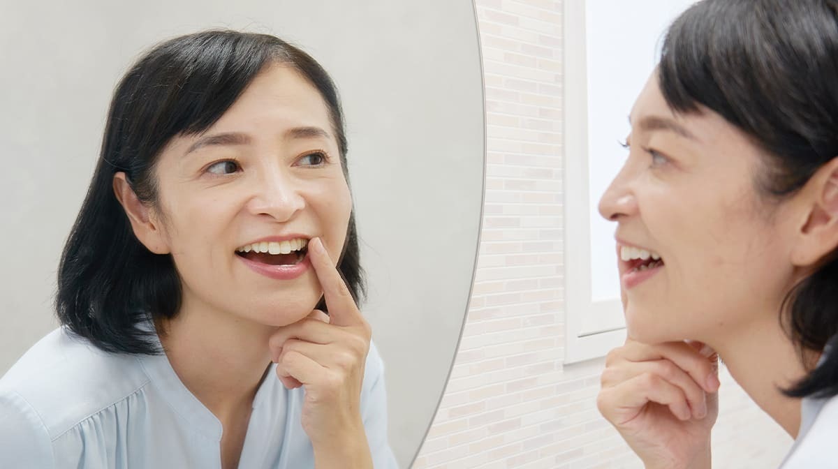 見出し画像 鏡で口をチェックしている女性