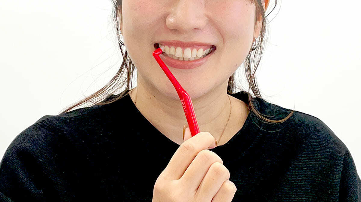 ワンタフトブラシを歯に当てている様子