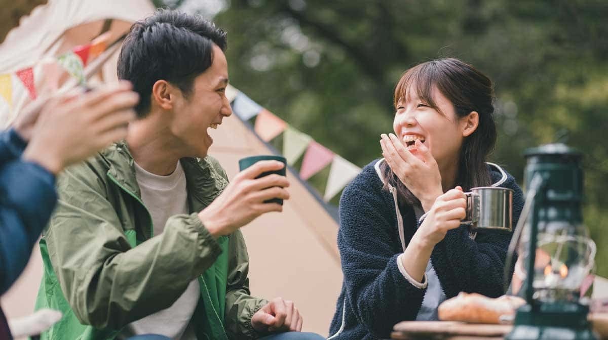 キャンプで楽しく会話している様子