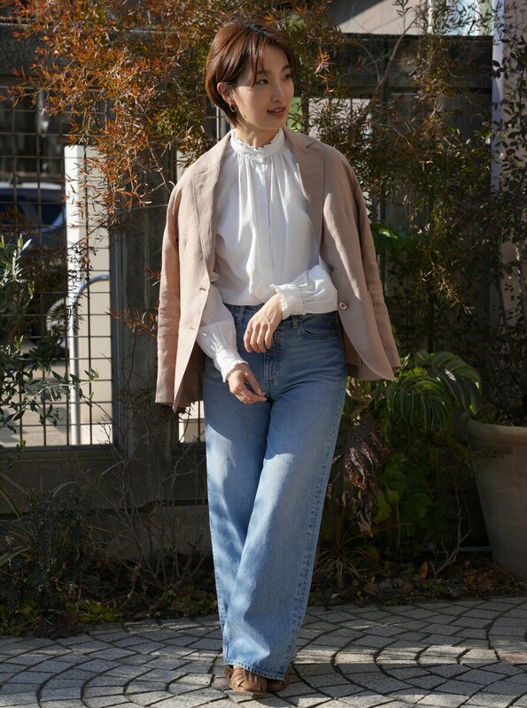 フリルブラウス × ブルーデニム